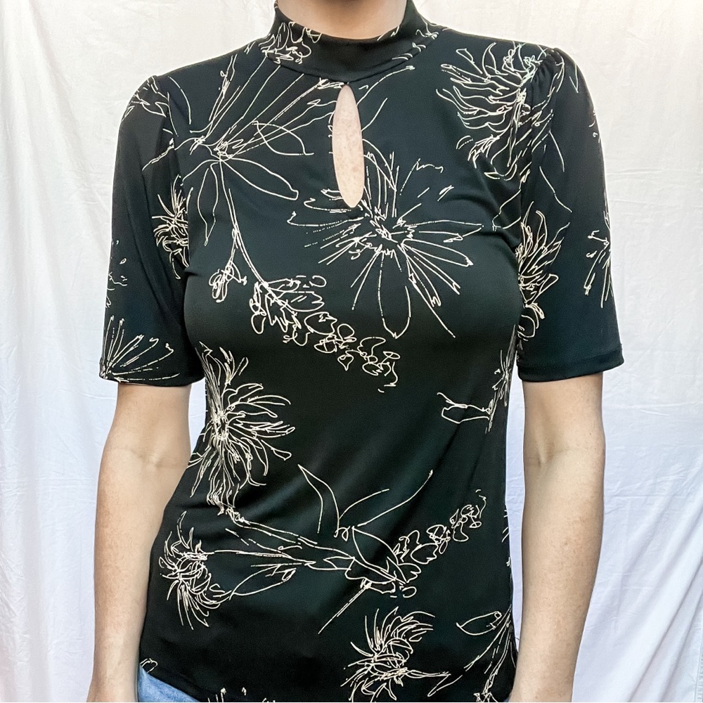 Black and tan peep hole top